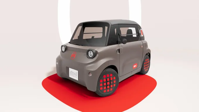 Citroën Ami Spicy 2025 : trois quarts avant gauche statique vue plongeante