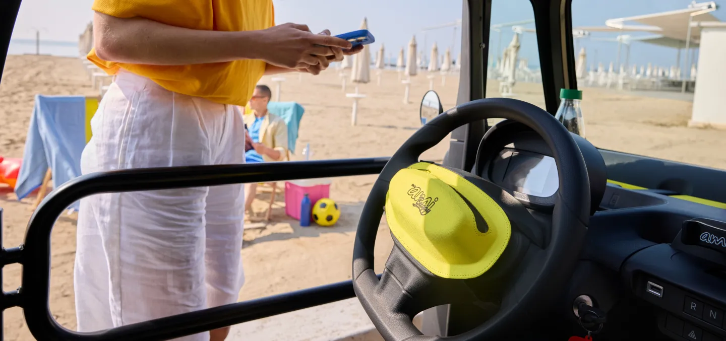 Citroën Ami Buggy Palmeira 2025 : détail volant avec sacoche