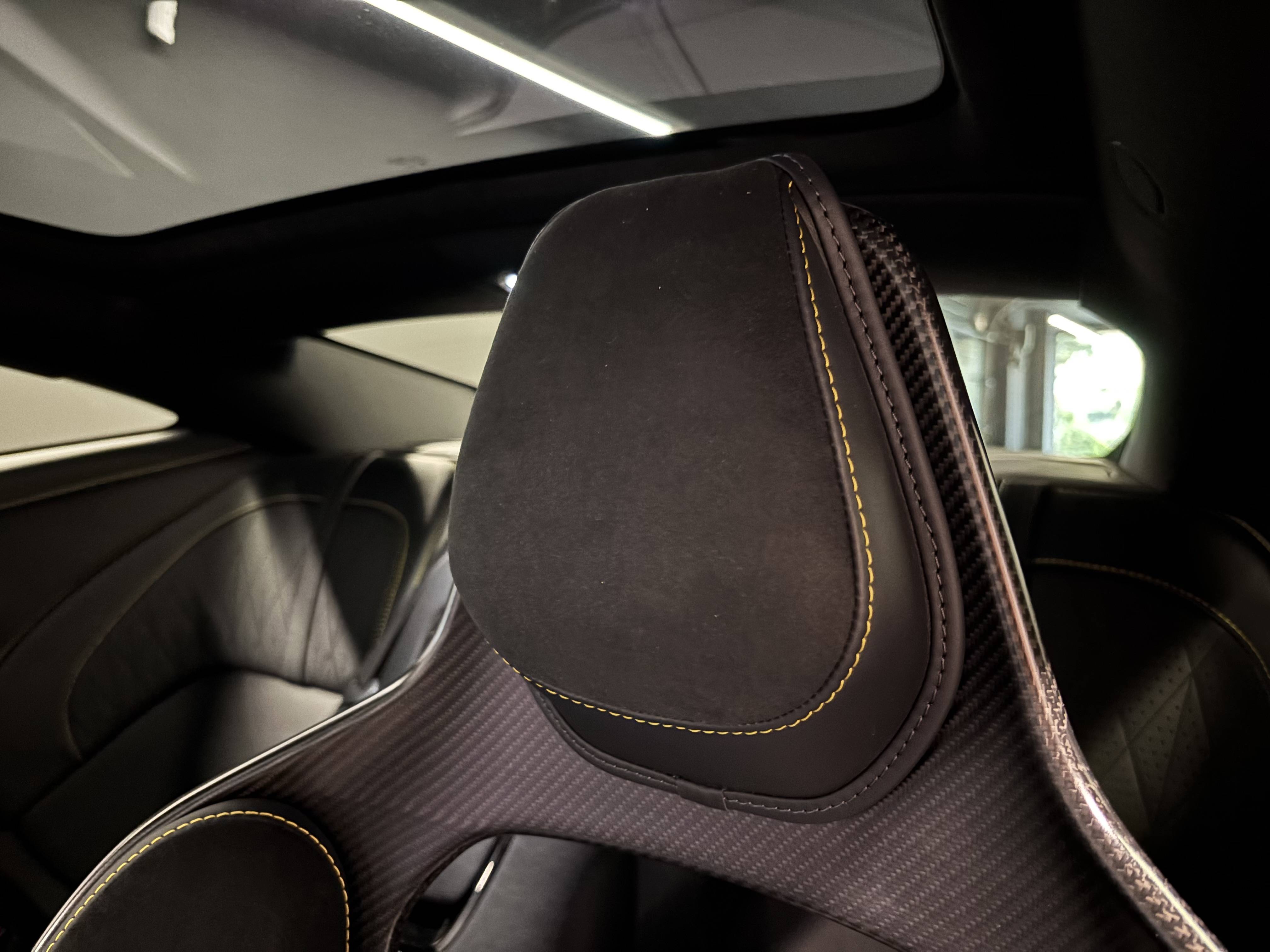 DB12 COUPE  DB12 Coup&eacute; 4.0 Biturbo V8 &mdash; 6