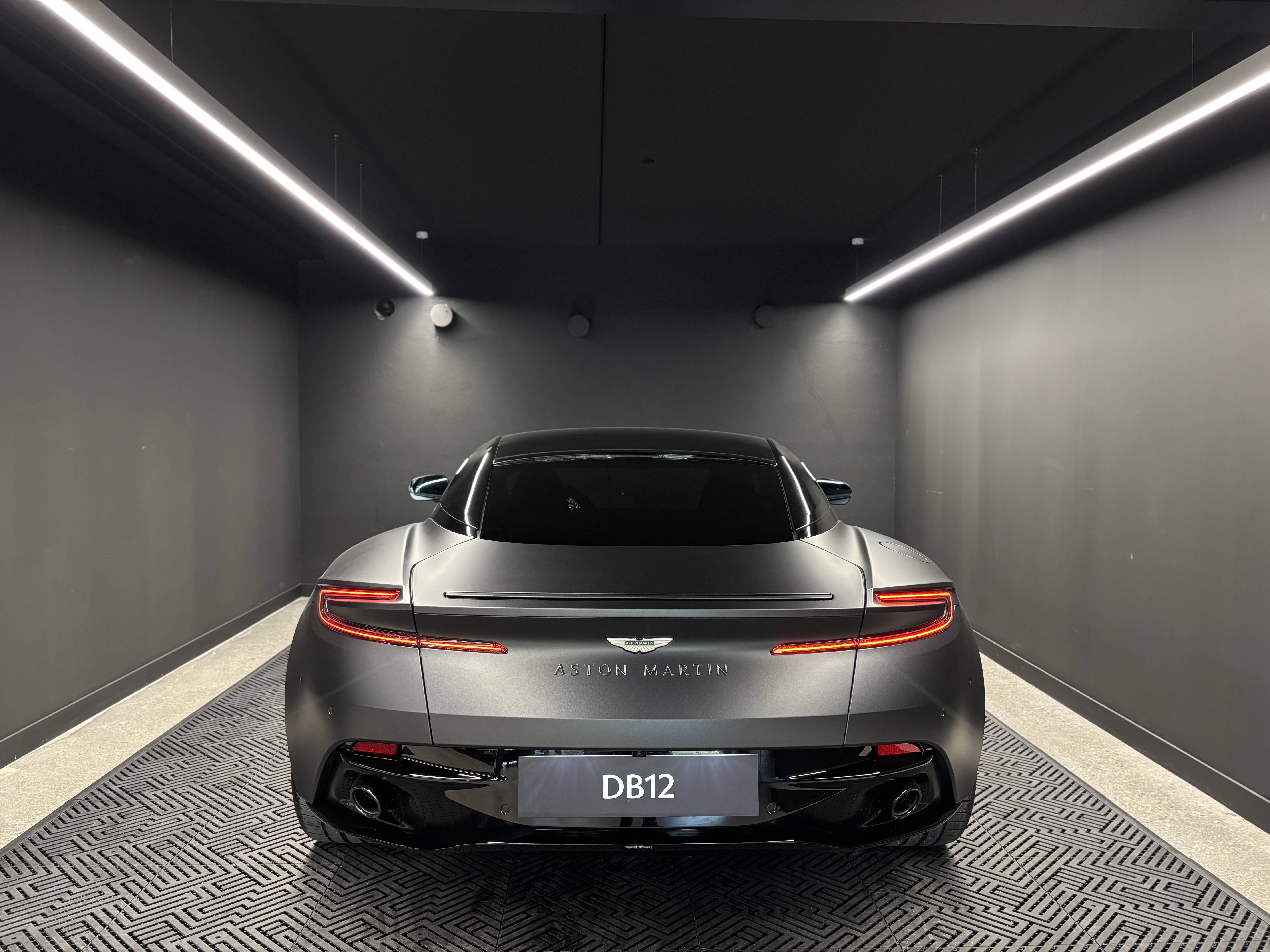 DB12 COUPE  DB12 Coup&eacute; 4.0 Biturbo V8 &mdash; 9