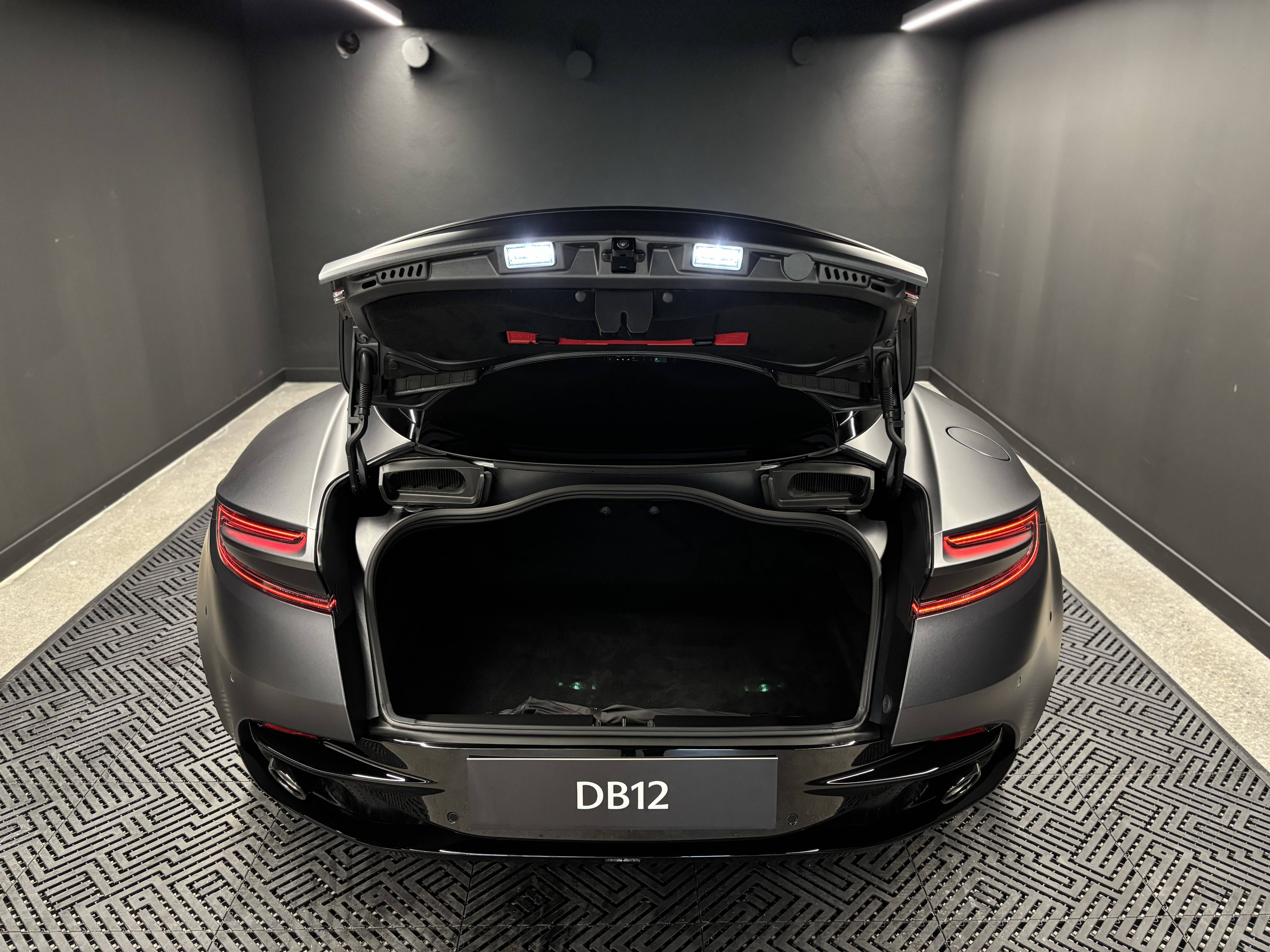 DB12 COUPE  DB12 Coup&eacute; 4.0 Biturbo V8 &mdash; 10