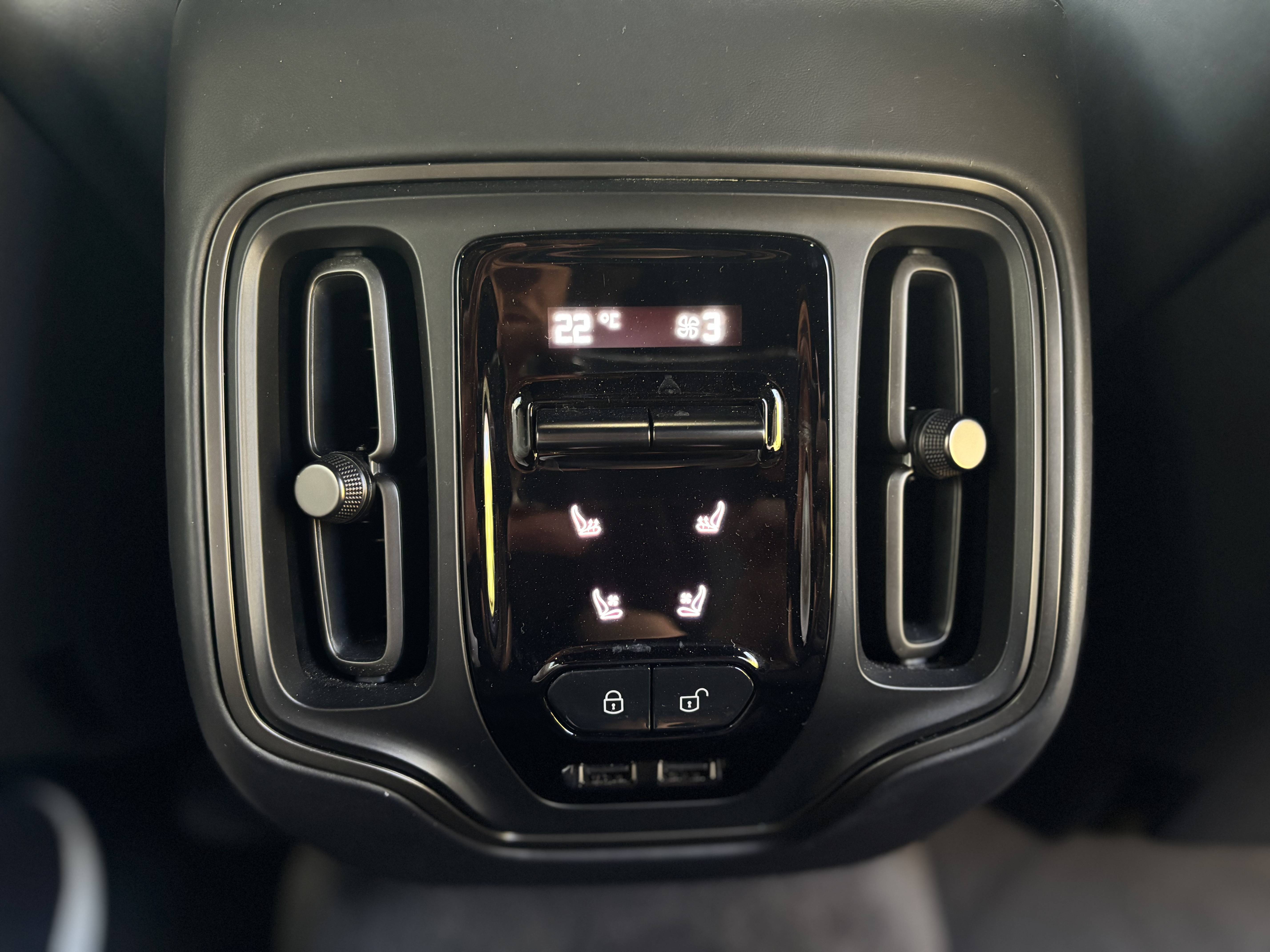 DBX707 DBX707 4.0 Biturbo V8 &mdash; 4