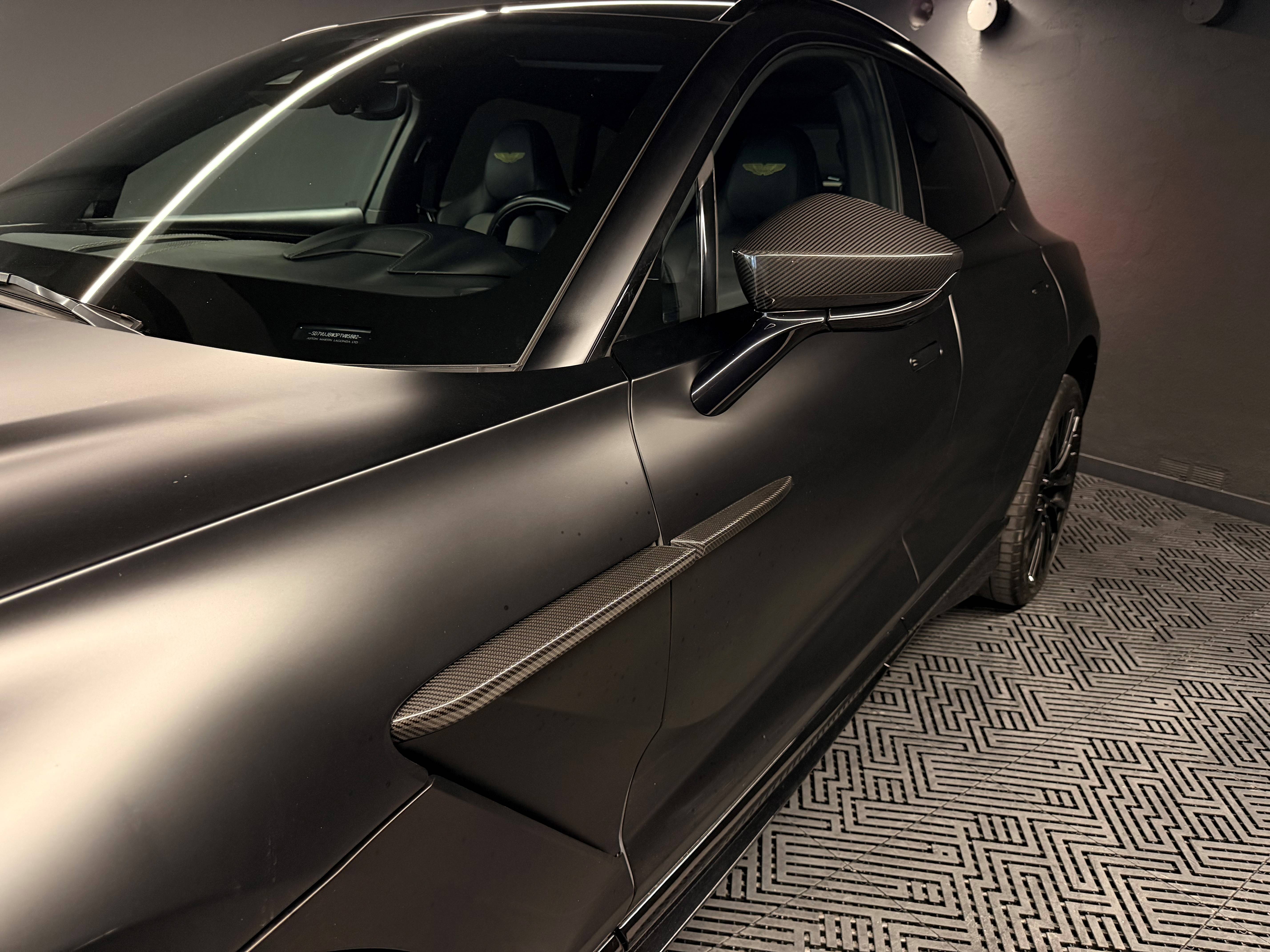 DBX707 DBX707 4.0 Biturbo V8 &mdash; 8