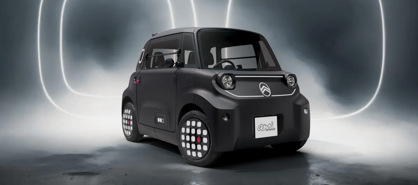 Citroën Ami Dark Side 2025 : trois quarts avant droit statique