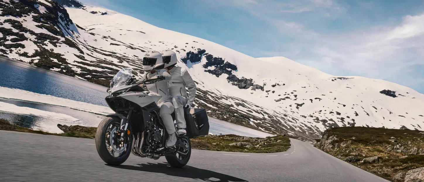 Honda CB1000GT : paysage enneigé