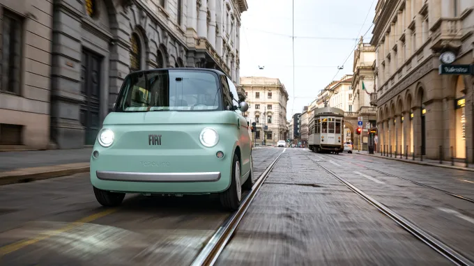 Fiat Topolino 2023 : face avant sur route en centre ville