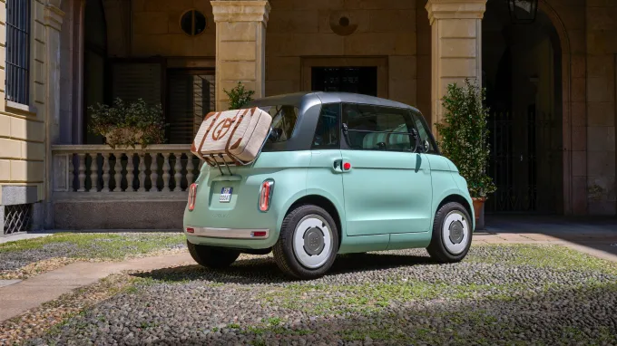 Fiat Topolino 2023 : trois quarts arrière droit statique devant colonnade