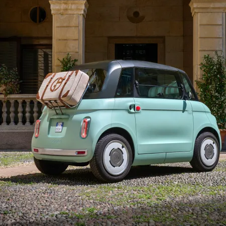 Fiat Topolino 2023 : trois quarts arrière droit statique devant colonnade