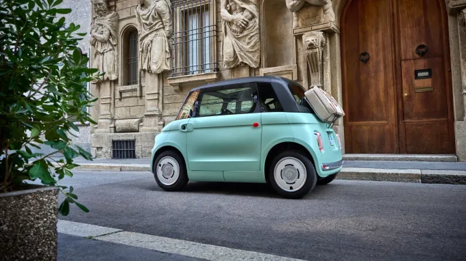 Fiat Topolino 2023 : trois quarts arrière gauche devant bâtiment ancien