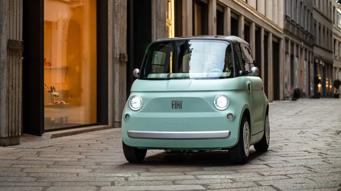 Fiat Topolino 2023 : face avant dans la rue en ville
