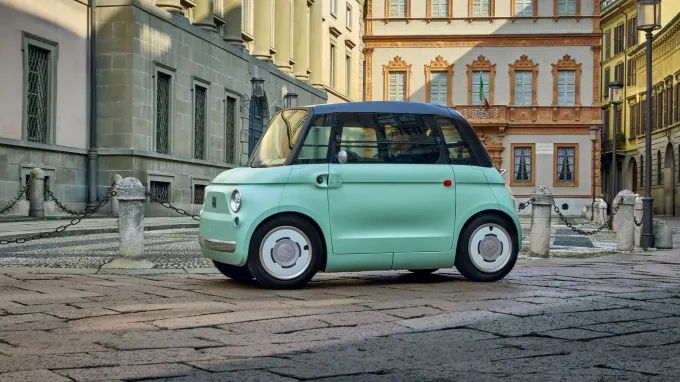 Fiat Topolino 2023 : profil gauche en centre ville