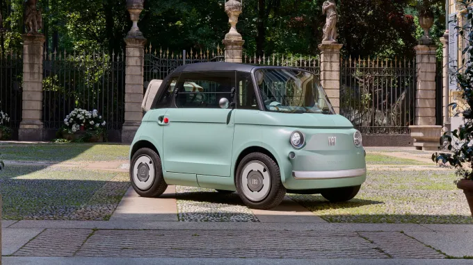Fiat Topolino 2023 : trois quarts avant droit statique dans jardin