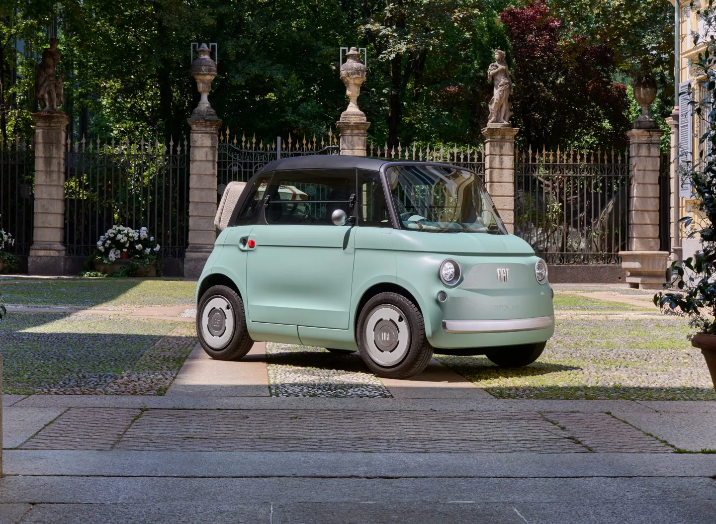 Fiat Topolino 2023 : trois quarts avant droit statique dans jardin