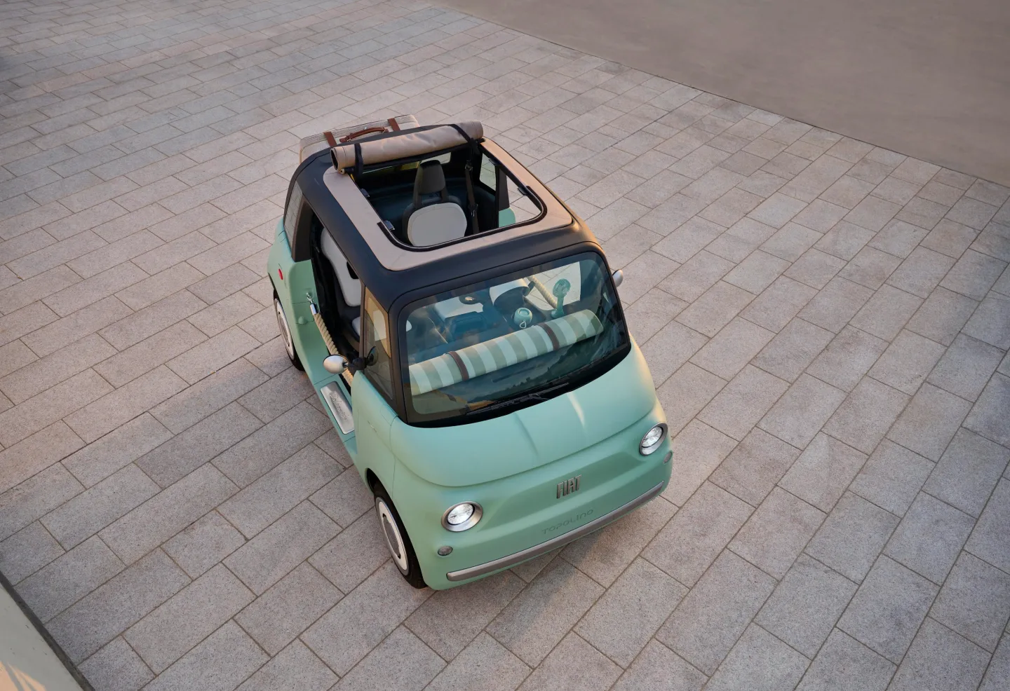 Fiat Topolino Dolcevita 2023 : vue plongeante trois quarts avant droit