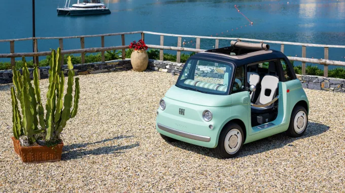 Fiat Topolino Dolcevita 2023 : trois quarts avant gauche vue plongeante sur lac