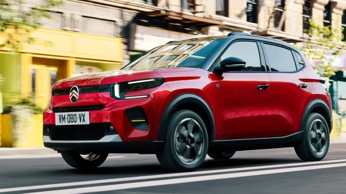 Citroën C3 2024 rouge : trois quarts avant gauche dans la rue