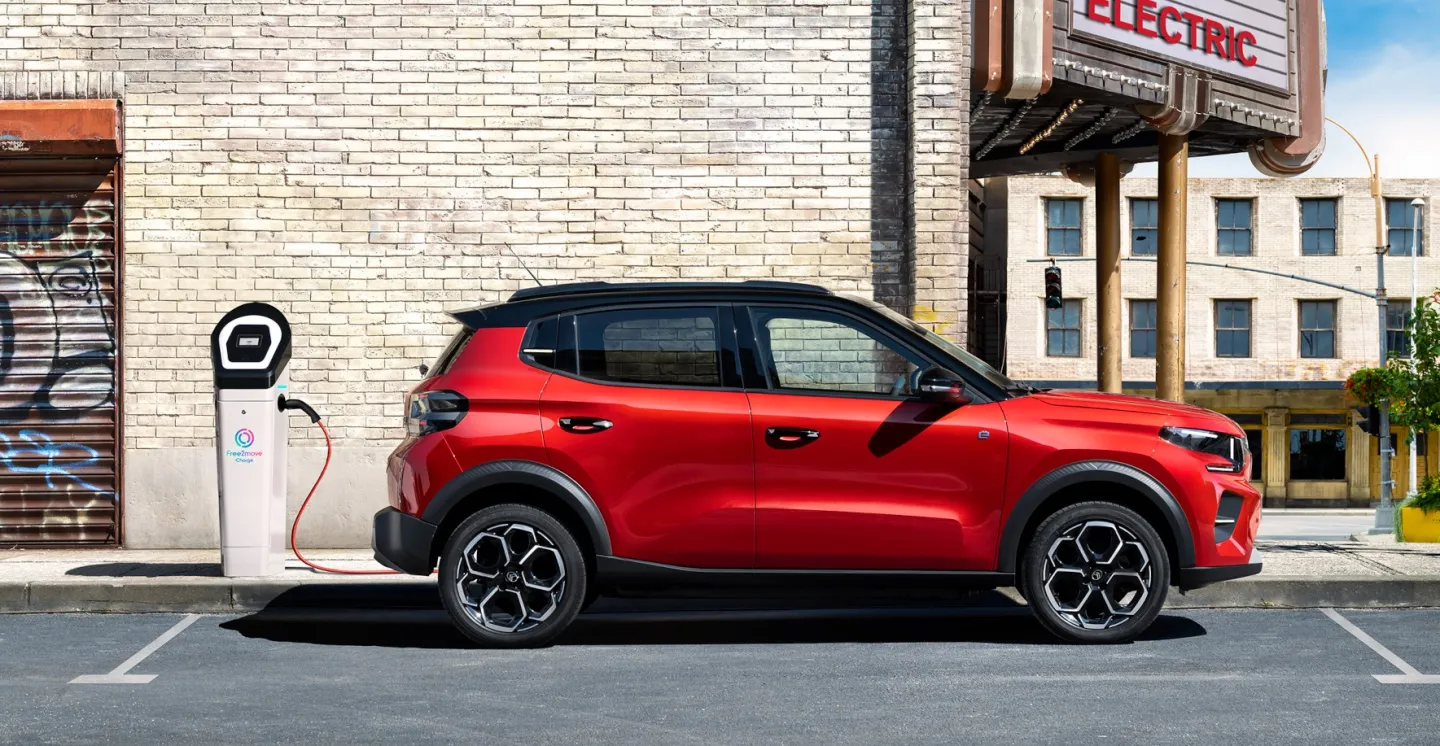 Citroën C3 2024 rouge : profil droit statique en charge