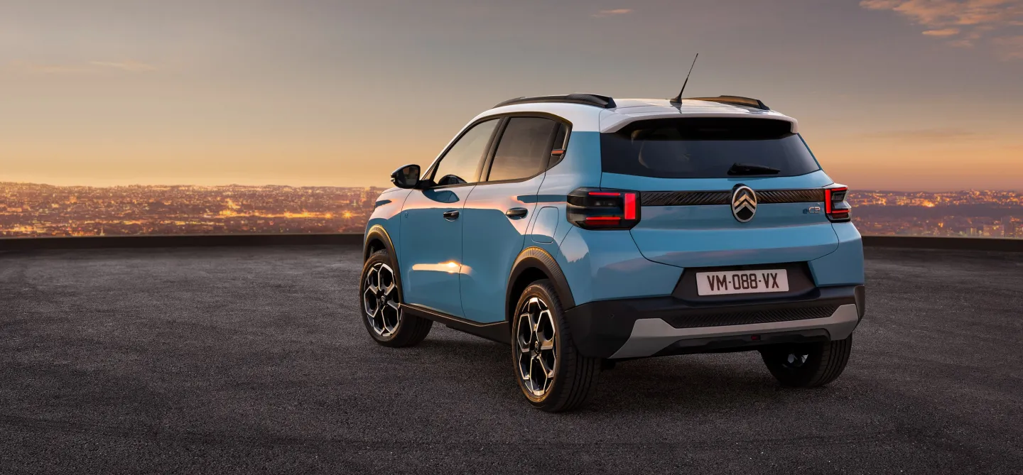 Citroën C3 2024 bleue : face arrière statique