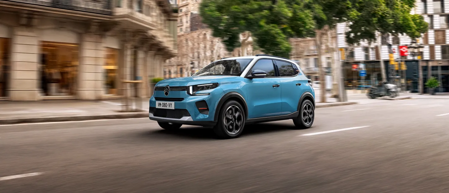 Citroën C3 2024 bleue : trois quarts avant gauche en ville