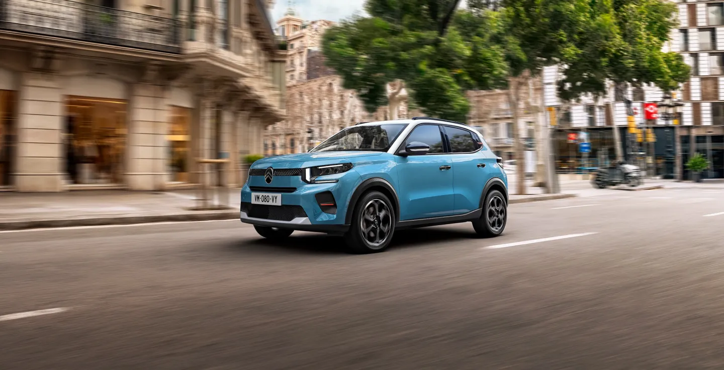 Citroën C3 2024 bleue : trois quarts avant gauche en ville