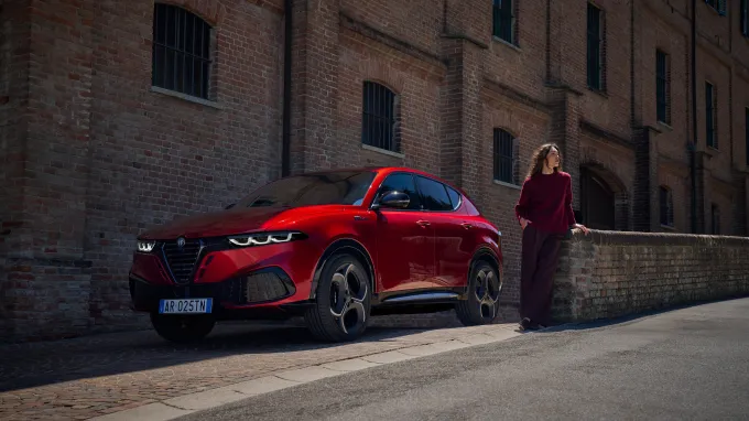 Alfa Romeo Tonale : 3/4 avant avec mannequin