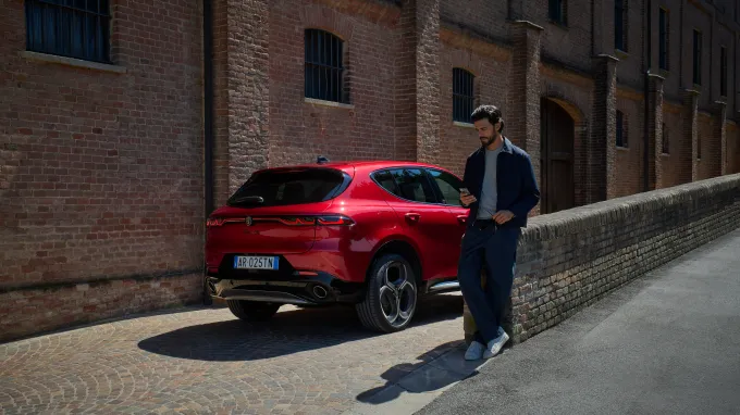 Alfa Romeo Tonale : 3/4 arrière avec mannequin