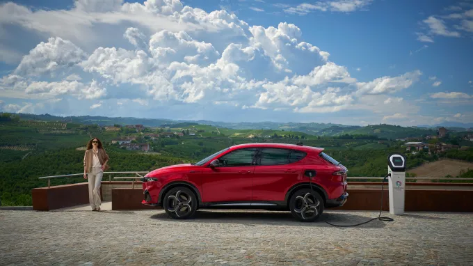 Alfa Romeo Tonale : profil avec borne