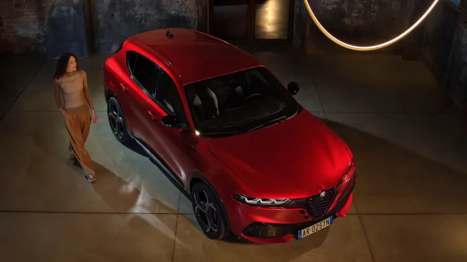 Alfa romeo tonale : vue plongée avec mannequin