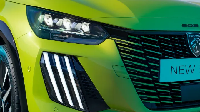 Peugeot 208 2023 : détail phare et signature lumineuse