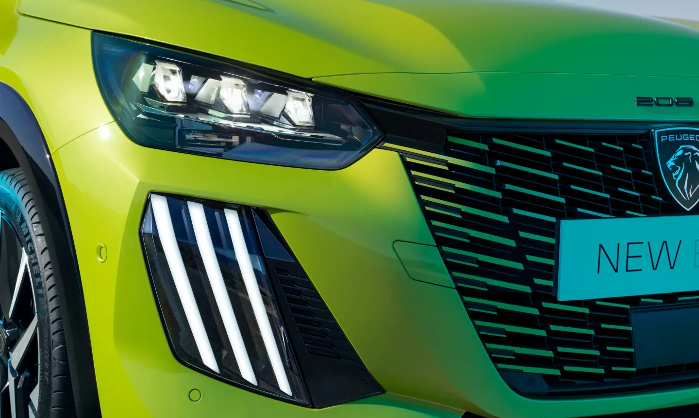 Peugeot 208 2023 : détail phare et signature lumineuse