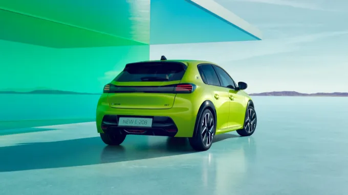 Peugeot 208 2023 : trois quarts arrière droit
