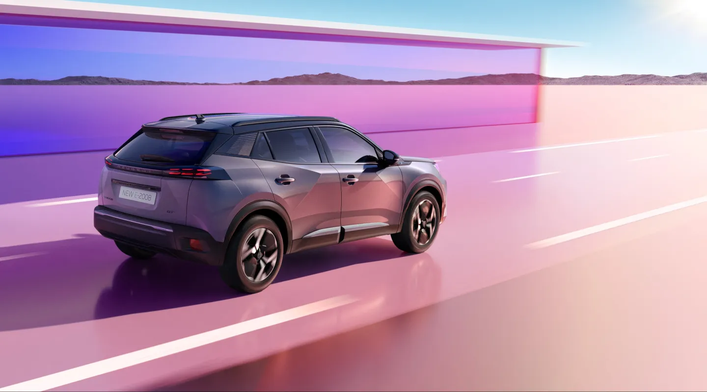 Peugeot 2008 2023 : trois quarts arrière droit en mouvement