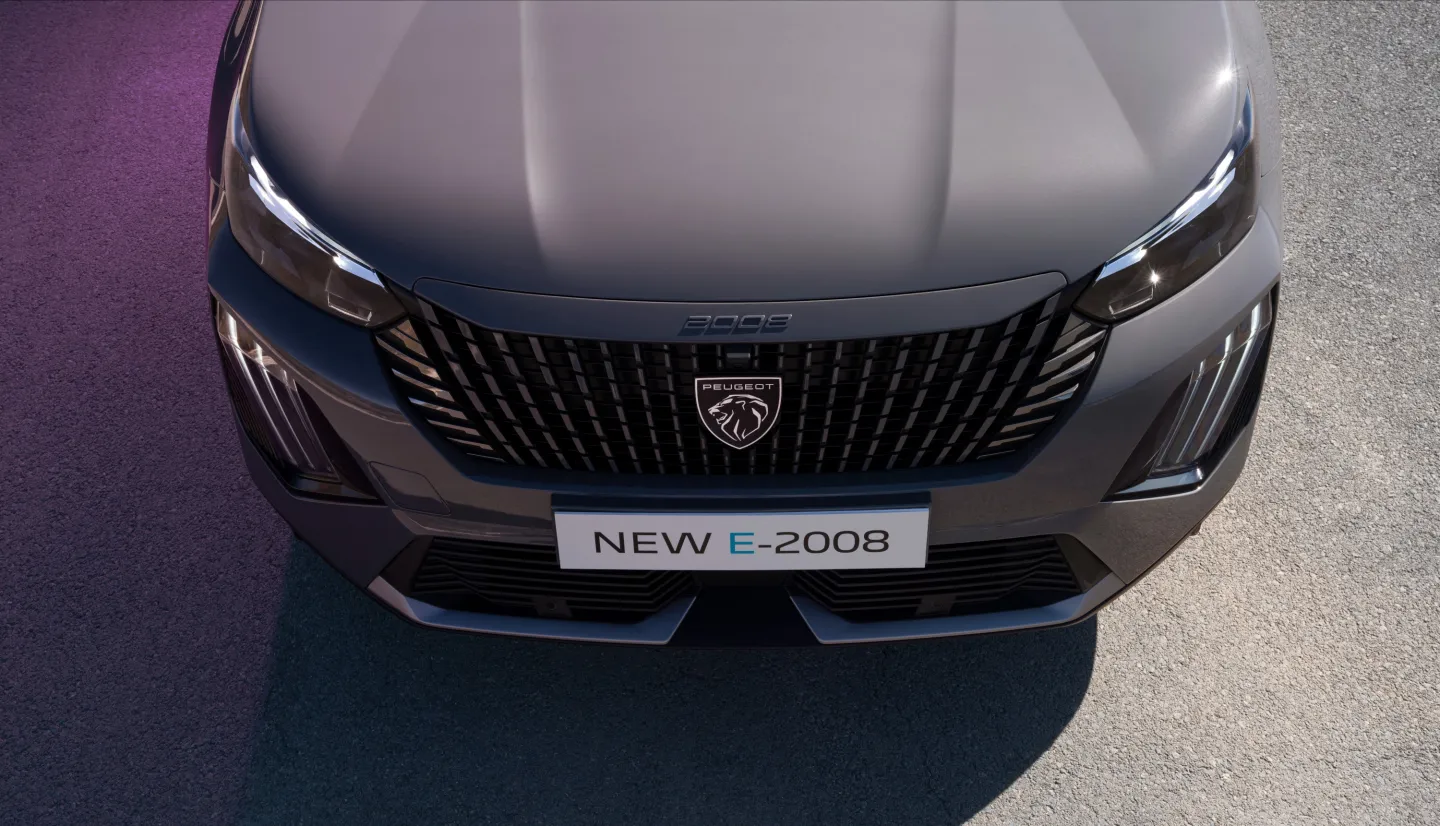 Peugeot 2008 2023 : calandre et capot en vue plongeante
