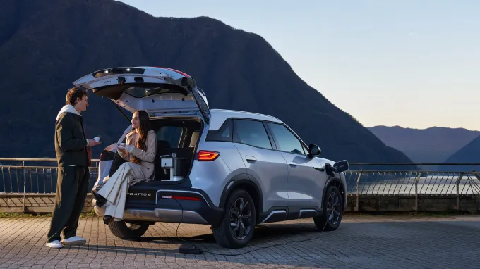 BYD Atto 2 : femme assise sur le rebord du coffre