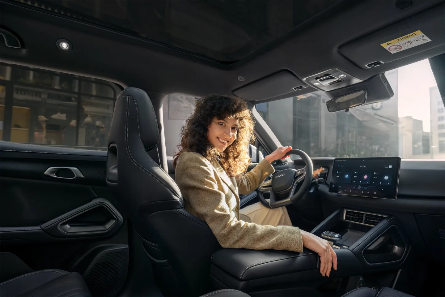 BYD Atto 2 : pilote qui regarde la caméra