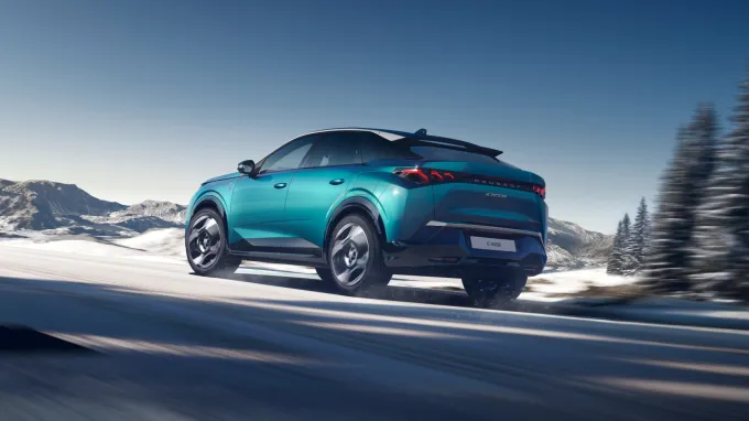 Peugeot 3008 Dual Motor 2025 : trois quarts arrière gauche sur route enneigée