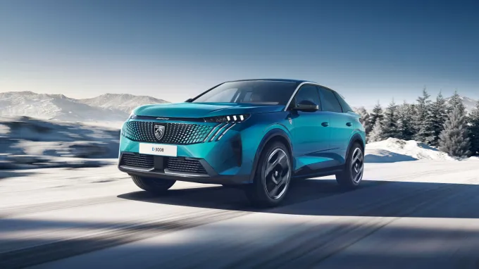 Peugeot 3008 Dual Motor 2025 : trois quarts avant gauche sur route enneigée