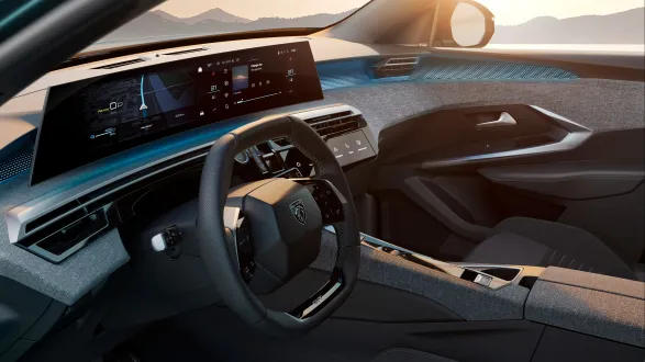 Peugeot 3008 2024 : écrans et volant vus de profil