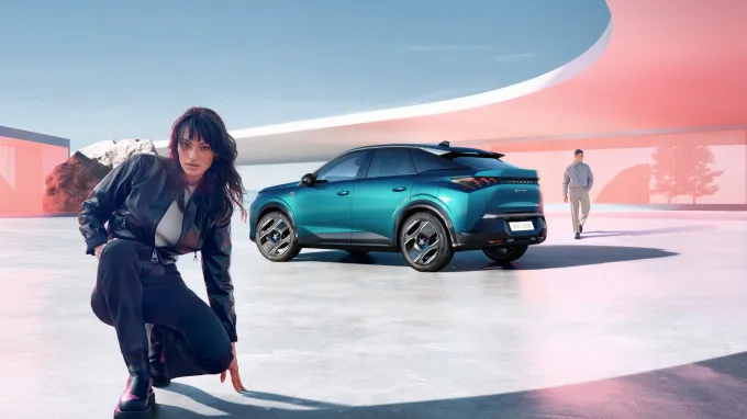 Peugeot 3008 2024 : trois quarts arrière gauche statique avec modèle