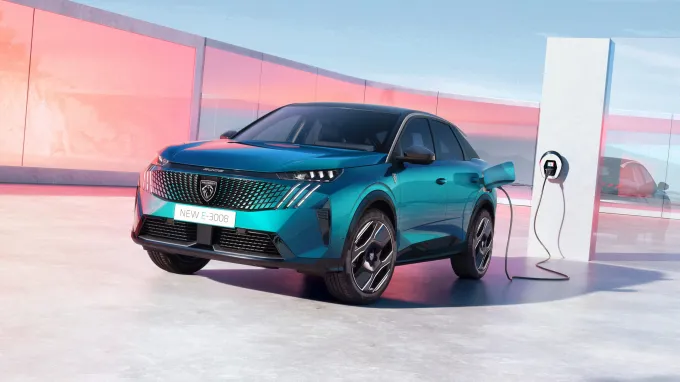 Peugeot 3008 2024 : trois quarts avant gauche statique en charge