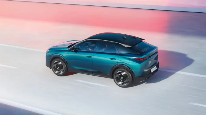 Peugeot 3008 2024 : trois quarts arrière gauche en vue plongeante sur route