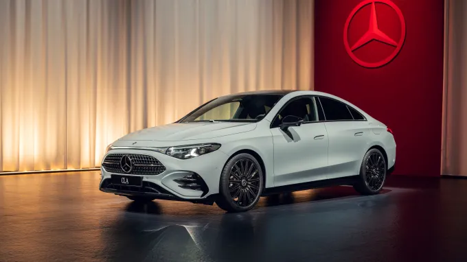 Mercedes CLA gris : 3/4 avant gauche statique