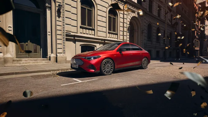Nouveau Mercedes CLA : 3/4 avant gauche sur place de parking
