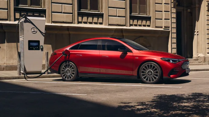 Nouveau Mercedes CLA : profil berline en charge