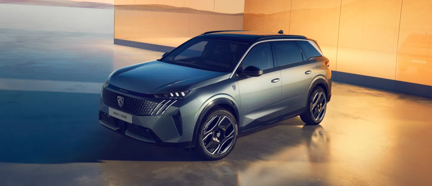 Peugeot 5008 2024 : trois quarts avant gauche statique, vue plongeante