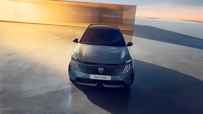 Peugeot 5008 2024 : face avant statique, vue plongeante