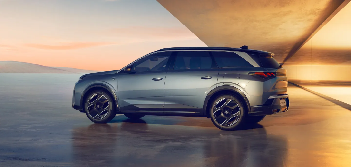 Peugeot 5008 2024 : profil gauche statique