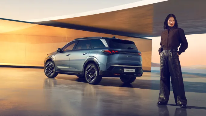 Peugeot 5008 2024 : trois quarts arrière gauche statique avec modèle