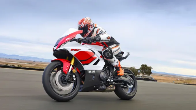 Yamaha R7 2026 : Profil ligne droite dans le désert