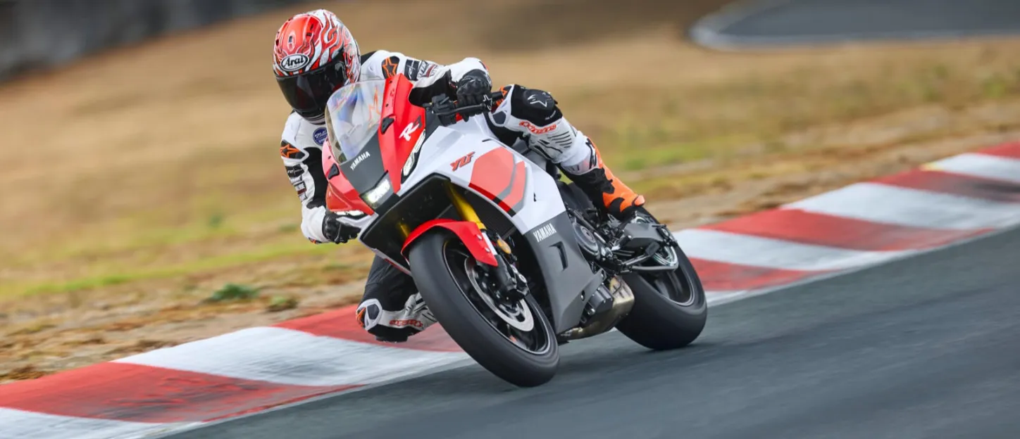 Yamaha R7 2026 : genou incliné vers le sol sur circuit